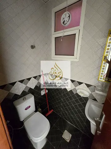للإيجار في عجمان، شقة مريحة تتكون من غرفة وصالة مع حمامين وبلكونة، تقع في منطقة الروضة 1، بالقرب من شرطة الحميدية. الشقة مجهزة بتكييف مركزي وغاز مركزي