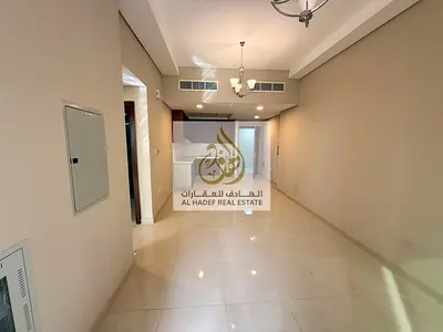 شقة مميزة للإيجار السنوي في إمارة عجمان – منطقة العامرة داخل مدينة الإمارات، في تاور جديد بالكامل وأول ساكن. تتميز الشقة بمساحة كبيرة وتصميم عصري يوفر