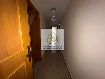 شقة غرفة وصالة للإيجار في الشارقة القليعة مع مرافق مميزة تشمل جيم ومسبح وموقع حيوي قريب من الخدمات مع تصميم عملي