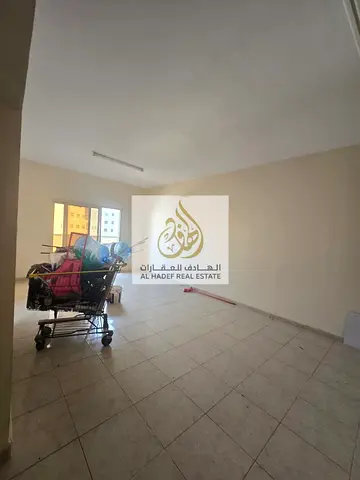 الايجار سنوي في عجمان منطقة النعيميه 1 قريب من المدرسة الحكمه البنايه عائلات فقط شقه ثلاث غرف وصاله سنوي تكيف مركزي 3 حمام غرفه ماستر مع بلكونه اطلاله