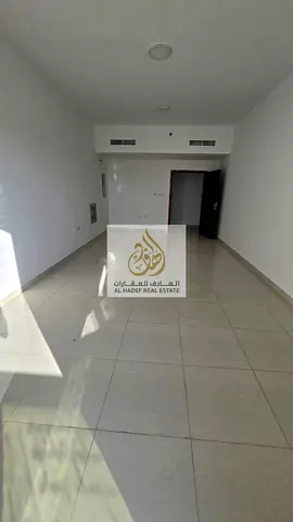 الايجارسنوي عجمان الجرف 2 جنب المدرسة الهندية البنايه عائلات شقه ثلاث غرف وصاله مع غرفه خدمة 2 بلكونه 4 حمام الغرف ماسترمساحات كبيره تشطيبات ممتيزة