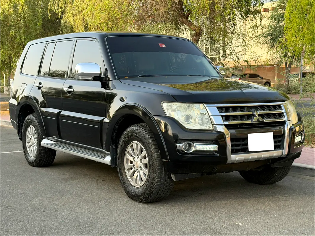 Mitsubishi Pajero 2015 — photo 1 of 15