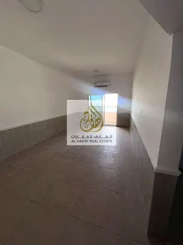 🏢 للإيجار السنوي – شقة غرفتين وصالة بمساحة كبيرة في الروضة 2 – عجمان