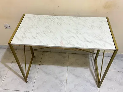 Slim gold metal frame table with white marble-look top.. Foldable table..