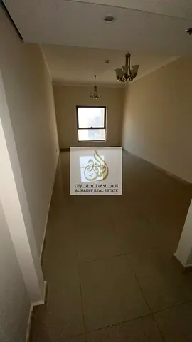 🏡 للإيجار السنوي – 3 غرف وصالة في شارع الاتحاد بعجمان | 5 حمامات + غرفة خادمة + باركن + شهر مجاني | مساحات كبيرة جداً