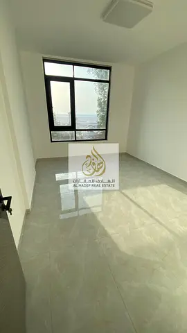 كورنيش عجمان مباشر قريب من دوار السفينة - اول ساكن - غرفة وصالة مع حمام مع مطبخ امريكي - مساحة واسعة تشطيبات ممتازه جدا - 35 ألف