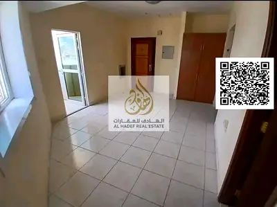 للإيجار السنوي في عجمان – الراشدية 3  استوديو مميز للإيجار في موقع حيوي بمنطقة الراشدية 3 على شارع المرور القديم، يقع خلف جراند مول مباشرة، مما يوفر س