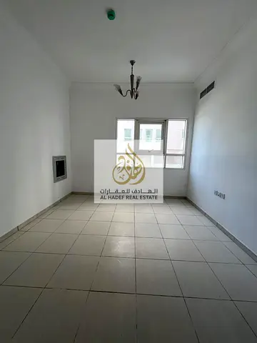 للإيجار السنوي في إمارة الشارقة منطقة المجاز 1 شقة سكنية مميزة مكونة من غرفة وصالة داخل موقع استراتيجي حيوي بجوار محطة الباص مباشرة مما يوفر سهولة تنق