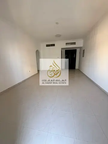 شقة غرفتين وصالة مع غرفة خادمة للإيجار في الشارقة القصباء بإطلالة بحيرة وبلكونة مع باركن مجاني وقريبه من جميع الخدمات