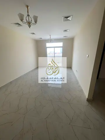 غرفتين وصاله مع اتنين حمام واستور قريبه من شارع الشيخ عمار اطلاله مفتوحه تانى ساكن من اجمل واحلى الشقق في عجمان