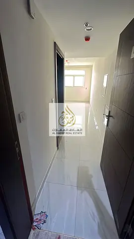 شقة للإيجار السنوي غرفتين وصالة (ثاني ساكن) في منطقة الجرف 3، موقع هادئ ومميز قريب من الخدمات الأساسية مثل الأسواق والمدارس والمواصلات، مما يجعلها خيا