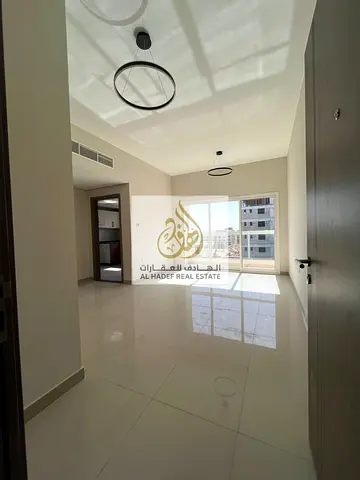 تم افتتاح بناية جديدة بالكامل – أول ساكن – في موقع مميز داخل عجمان بمنطقة الجرف، خلف السوق الصيني عجمان وبالقرب من مركز القبائل ومدرسة وودليم بارك، مع