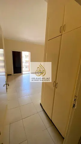 غرفه وصاله مساحه ممتازة مع خزايم وبلكونه فى شارع الملك فيصل