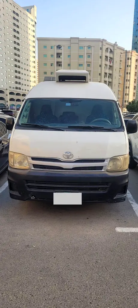 Toyota Hiace 2011 — photo 1 of 2