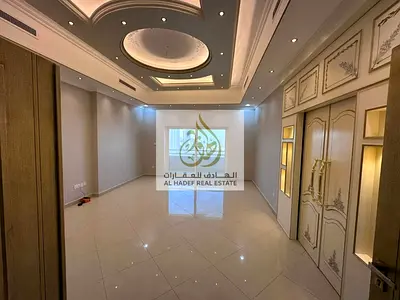 شقة دوبلكس فاخرة للبيع في برج الفراسة – الشارقة | إطلالة مفتوحة على بحيرة خالد | 4 غرف نوم ماستر + غرفة خادمة | مساحة تقريبية 4,375 قدم مربع | موقفين