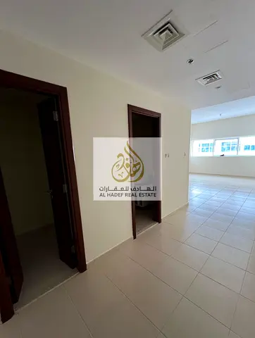 الايجار سنوي في عجمان منطقة الرشيدية 3 شارع الشيخ خليفة ابراج عجمان ون شقه غرفتين وصاله خزانات بالحوائط مع  بلكونة تكيف مركزي 2 حمام الغرف ماستر مع بر