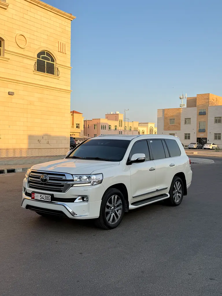 Toyota Land Cruiser 2018 — photo 1 of 12