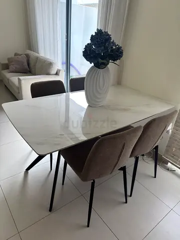 Modern white marble-effect dining table with 4 taupe chairs