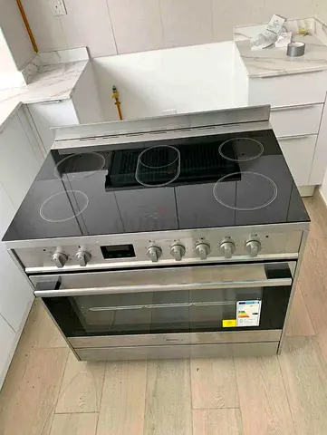 Free delivery Hisense Electric Range with Ceramic cooker 90 cm— Good Condition
