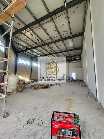 للإيجار السنوي في الشارقة منطقة الصجعة مستودع جديد بالكامل لم يتم استخدامه من قبل بمواصفات حديثة ومساحة كبيرة مناسبة لمختلف الأنشطة التجارية والتخزين