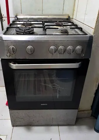 Used freestanding Beko gas cooker with oven - 4 burners