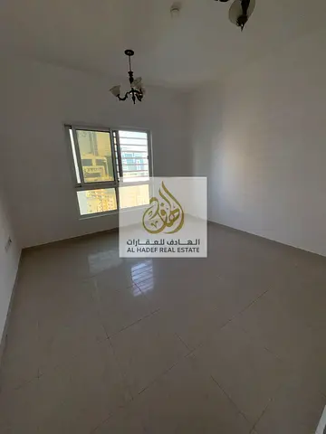 للإيجار السنوي في إمارة الشارقة بمنطقة القصباء شقة سكنية فاخرة مكونة من غرفتين وصالة مع غرفة خادمة داخل موقع راقٍ وحيوي قريب من جميع الخدمات الأساسية