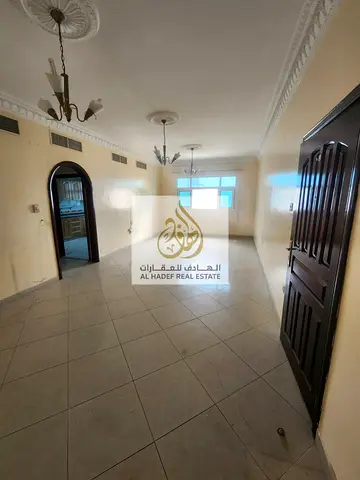 شقة غرفتين وصالة للإيجار في المجاز بالشارقة مع موزع كبير وبلكونة وخزائن حائط وباركن مجاني بموقع مميز وتسهيلات دفع 4 دفعات