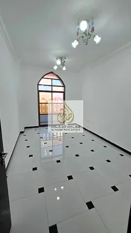 🏡 للإيجار السنوي – غرفة وصالة منعزلة بتشطيبات سوبر ديلوكس في الروضة 3 – عجمان