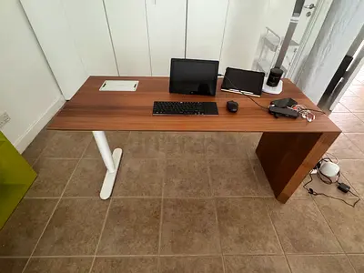 Stunning desk in MDF with walnut veneer finish, featuring an aluminium cable management pocket.