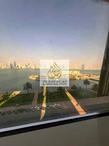 🏙️ شقة 4BHK فاخرة بإطلالة مائية مباشرة وباركنج مجاني وستور ببلكون - المجاز 3 والسعر للمنافسة