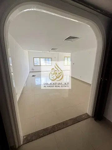 للإيجار في الشارقة – المجاز 2 | شقة 3 غرف وصالة مع غرفة خادمة ماستر وغرفة غسيل وستور | التكييف على المالك | جيم ومسبح | صيانة مجانية طوال فترة الإيجار