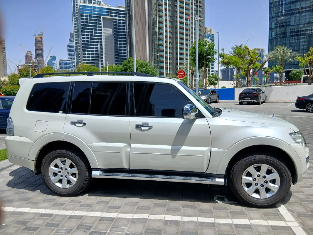 Mitsubishi Pajero 2016 — photo 1 of 6