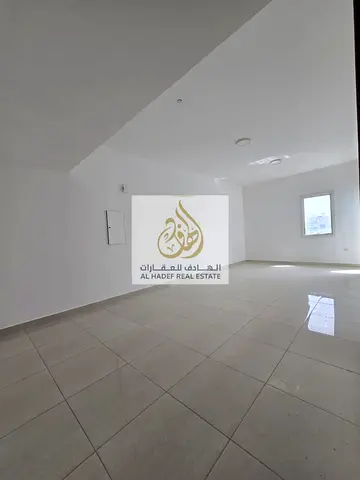 للإيجار السنوي في الجرف 2 – عجمان، شقة واسعة جداً مكونة من 3 غرف وصالة بتصميم فاخر ومثالي للعائلات الكبيرة الباحثة عن الراحة والمساحة. جميع الغرف ماست