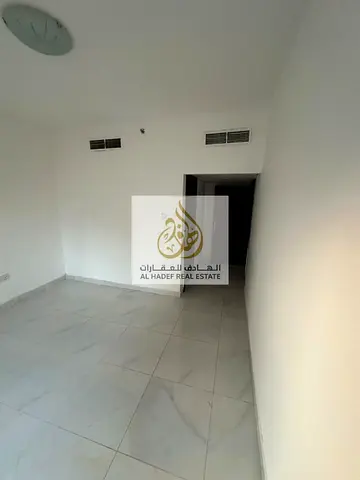 فرصة رائعة للسكن في شقة مميزة بإمارة عجمان في منطقة النعيمية على شارع الملك فيصل، وهو من أهم الشوارع الحيوية التي تتميز بقربها من جميع الخدمات والمراف