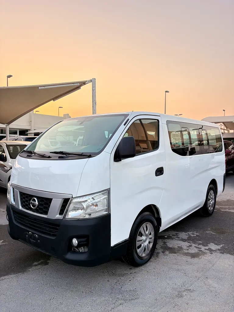 Nissan Urvan 2015 — photo 1 of 13