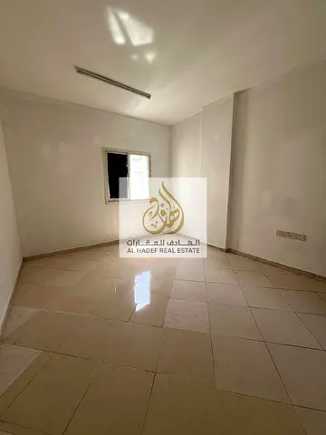 للإيجار في الشارقة – النباعة | شقة غرفة وصالة بموقع مميز بجوار جميع الخدمات | الدفع على 4 أو 6 دفعات | تأمين مؤجل | السعر 21 ألف سنويًا | شقة مناسبة ل