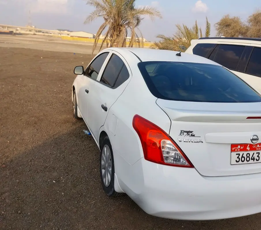 Nissan Versa 2014 — photo 1 of 3