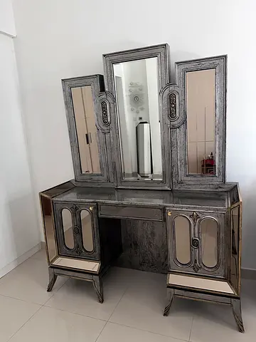 Vintage-style mirrored dressing table with triple mirror