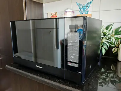 Panasonic 32L Solo Microwave Oven (NN-ST65JB) — Excellent Condition
