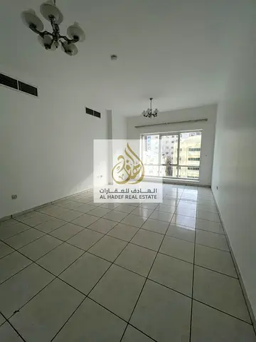 للإيجار في الشارقة – المجاز 1 | شقة غرفتين وصالة بموقع مميز بجوار باص دبي | التكييف على المالك مجانًا | تسهيلات في الدفع حتى 4 دفعات | شقة عائلية بمسا