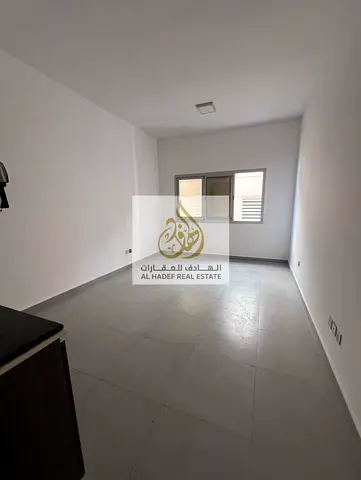 Annual rent in Ajman, Al Rawda 1 area, behind Al Hamidiya Police Station. Studio apartment for families, with a window, central air conditioning, 1 ba