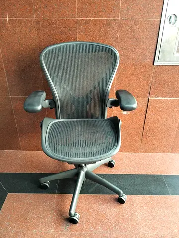 For selling Herman Miller Areon classic chair size B size and C available