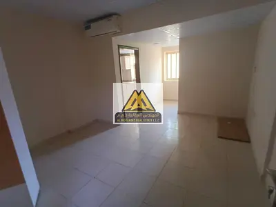 يتميز بمساحة كبيرة جدًا ومطبخ منفصل بالكامل مناسب لجميع الأجهزة، في طابق أرضي داخل بناية نظيفة جدًا، مع باركن متوفر خلف البناية وبسعر مميز لن يتكرر.