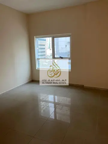 شقة غرفة وصالة للإيجار في الشارقة التعاون قريب من مخرج دبي بموقع استراتيجي وتصميم عملي مناسب للسكن مع سهولة التنقل