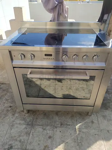 Selling an Ariston Free Standing Electric Cooker with Built-in Oven in very good and clean condition