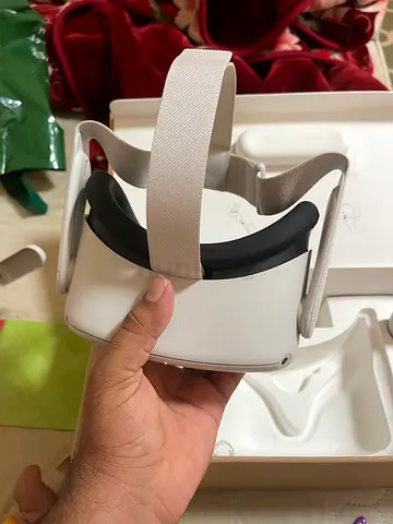 Meta Quest 2 urgent sell with free Bluetooth headphones
