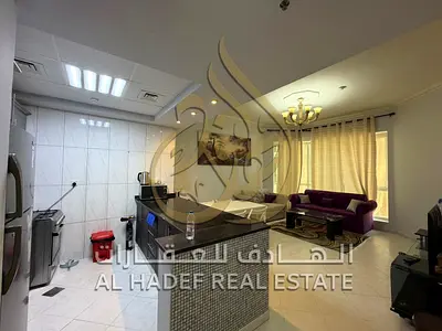 للإيجار في الشارقة – المجاز 3 شارع الخان | غرفة وصالة مفروشة بالكامل وجاهزة للسكن الفوري | شامل جميع الفواتير والخدمات | موقع مميز قريب من جميع المراف