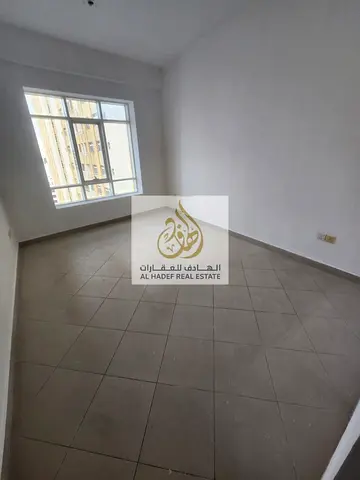 شقة غرفتين وصالة ماستر للإيجار في الشارقة المجاز 1 مع بلكونة وغرفة تخزين وتصميم واسع وموقع مميز قريب من الكورنيش والخدمات