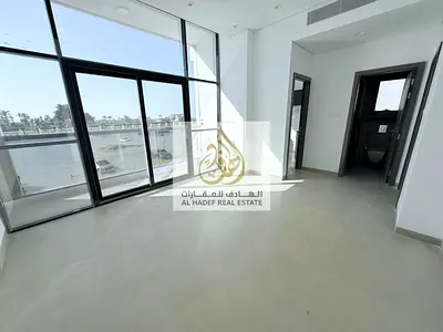للإيجار | غرفة وصالة – القليعة | إطلالة أمامية على البحيرة