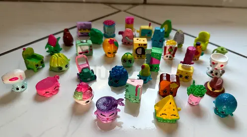 Assorted Shopkins figures set